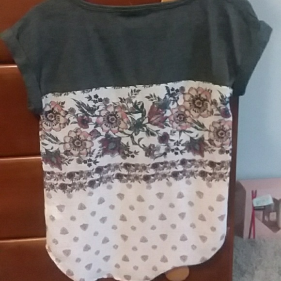 Womens flowery blouse - Picture 2 of 2
